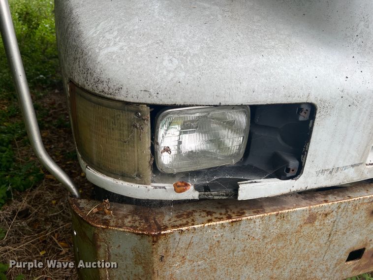 image for item MR9857 1989 International 8300  fertilizer delivery truck