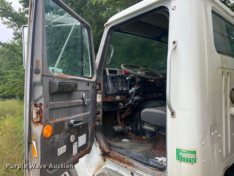 image for item MR9857 1989 International 8300  fertilizer delivery truck