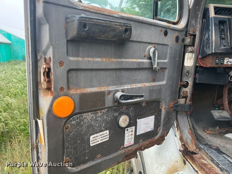 image for item MR9857 1989 International 8300  fertilizer delivery truck