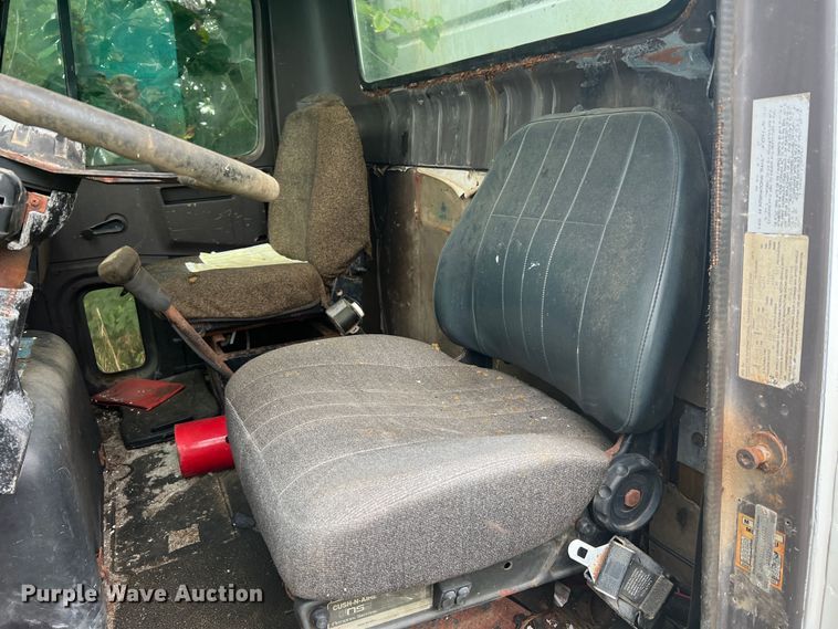 image for item MR9857 1989 International 8300  fertilizer delivery truck