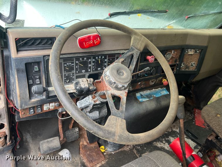 image for item MR9857 1989 International 8300  fertilizer delivery truck