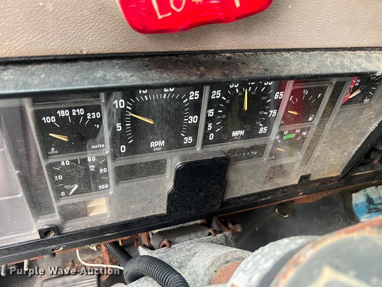 image for item MR9857 1989 International 8300  fertilizer delivery truck