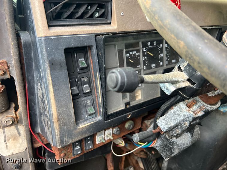 image for item MR9857 1989 International 8300  fertilizer delivery truck