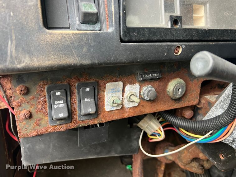 image for item MR9857 1989 International 8300  fertilizer delivery truck