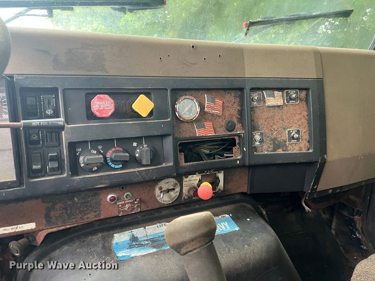 image for item MR9857 1989 International 8300  fertilizer delivery truck