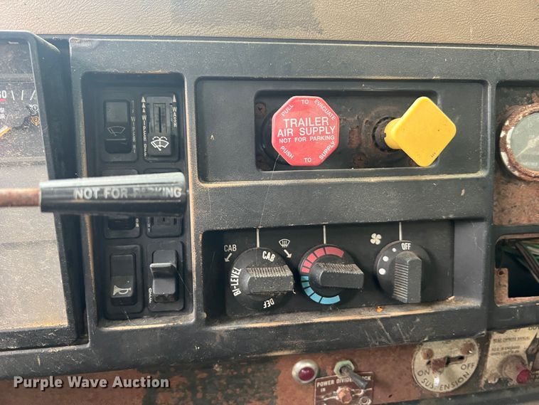 image for item MR9857 1989 International 8300  fertilizer delivery truck