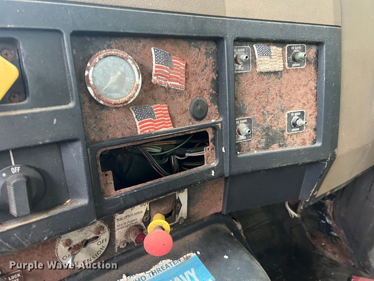 image for item MR9857 1989 International 8300  fertilizer delivery truck