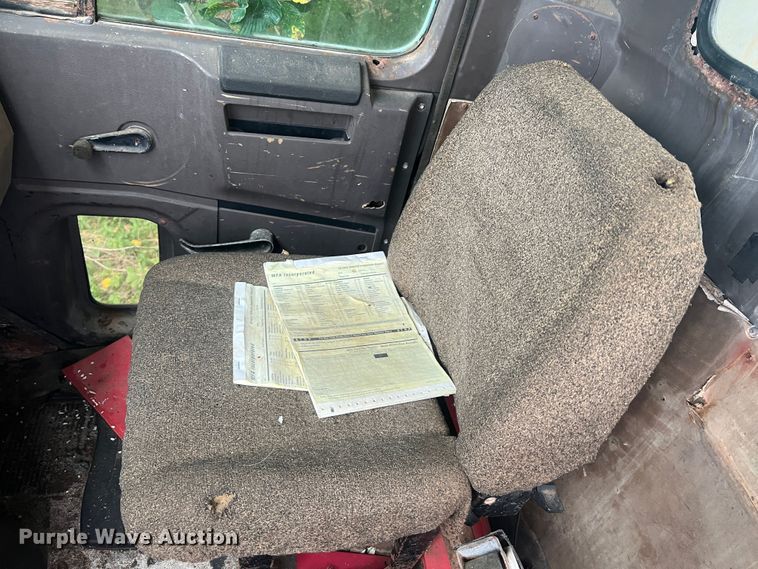 image for item MR9857 1989 International 8300  fertilizer delivery truck