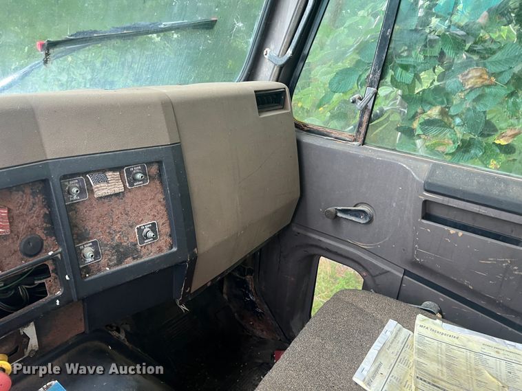 image for item MR9857 1989 International 8300  fertilizer delivery truck