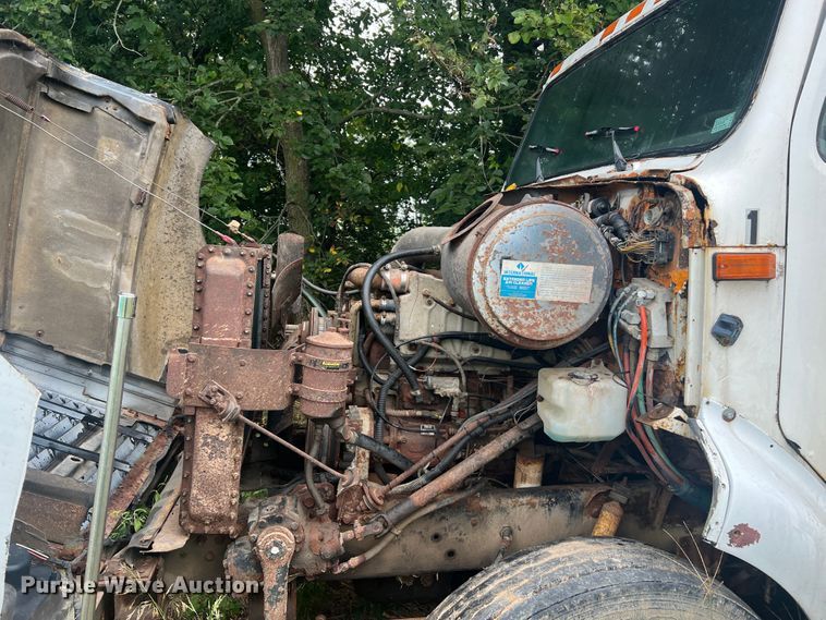 image for item MR9857 1989 International 8300  fertilizer delivery truck