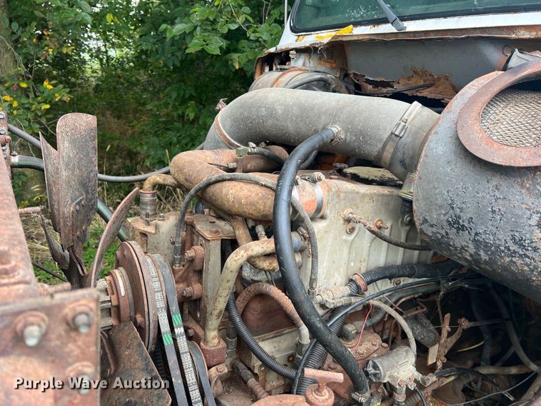 image for item MR9857 1989 International 8300  fertilizer delivery truck