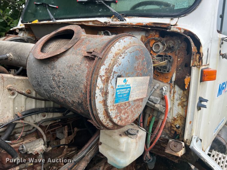 image for item MR9857 1989 International 8300  fertilizer delivery truck