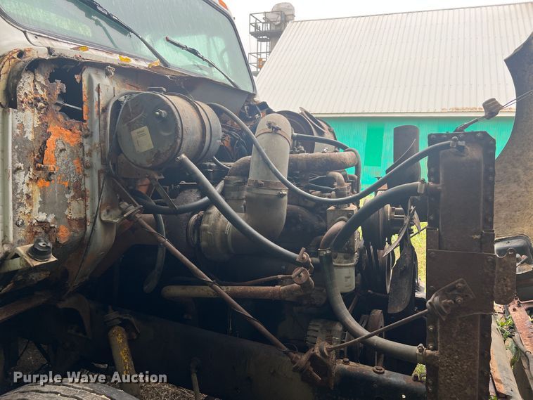 image for item MR9857 1989 International 8300  fertilizer delivery truck