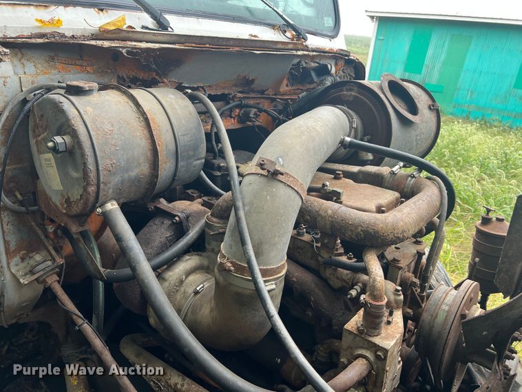 image for item MR9857 1989 International 8300  fertilizer delivery truck