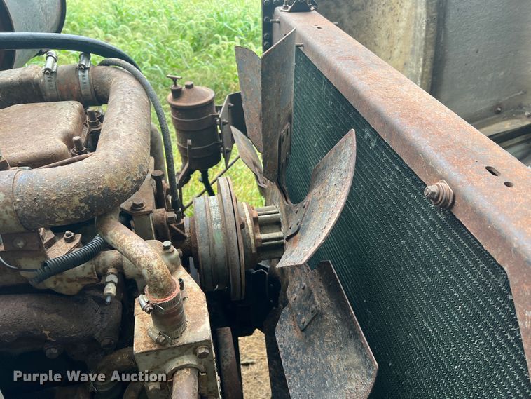 image for item MR9857 1989 International 8300  fertilizer delivery truck