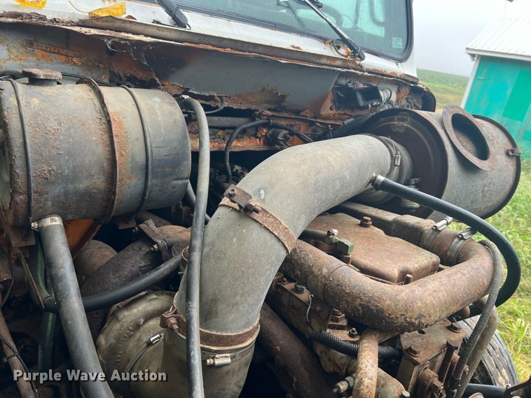 image for item MR9857 1989 International 8300  fertilizer delivery truck