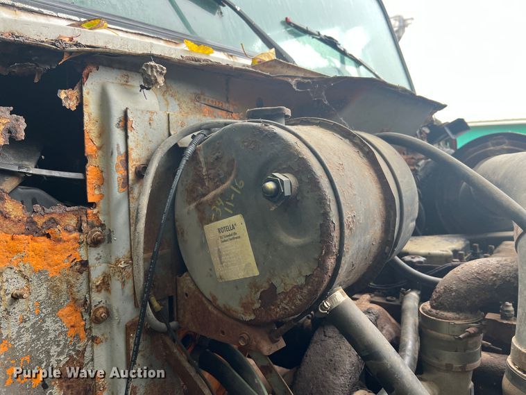 image for item MR9857 1989 International 8300  fertilizer delivery truck