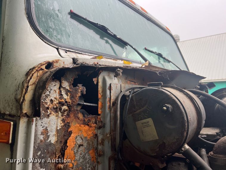 image for item MR9857 1989 International 8300  fertilizer delivery truck