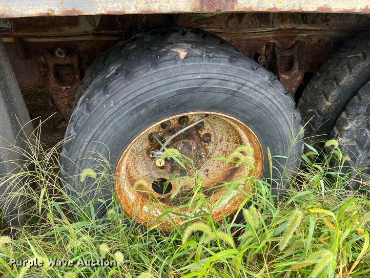 image for item MR9857 1989 International 8300  fertilizer delivery truck