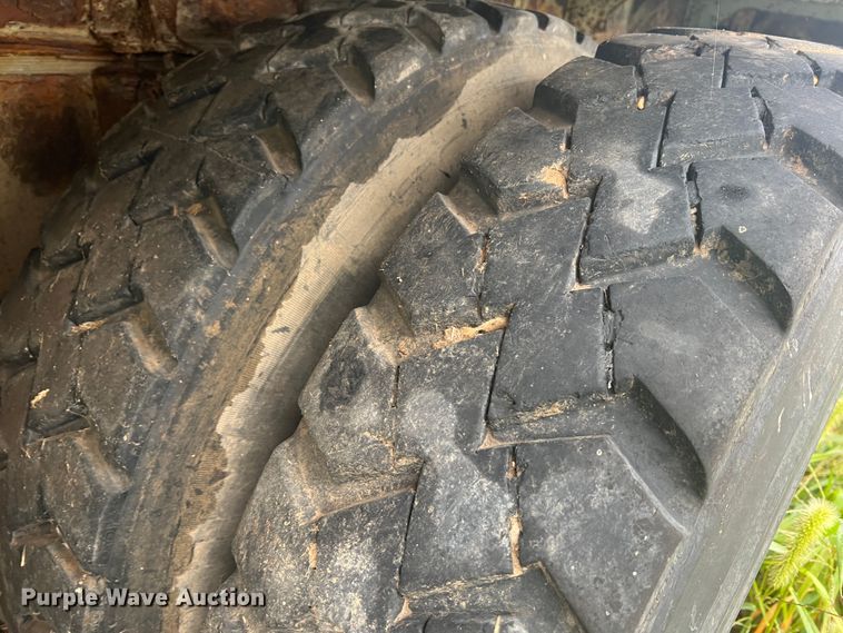 image for item MR9857 1989 International 8300  fertilizer delivery truck