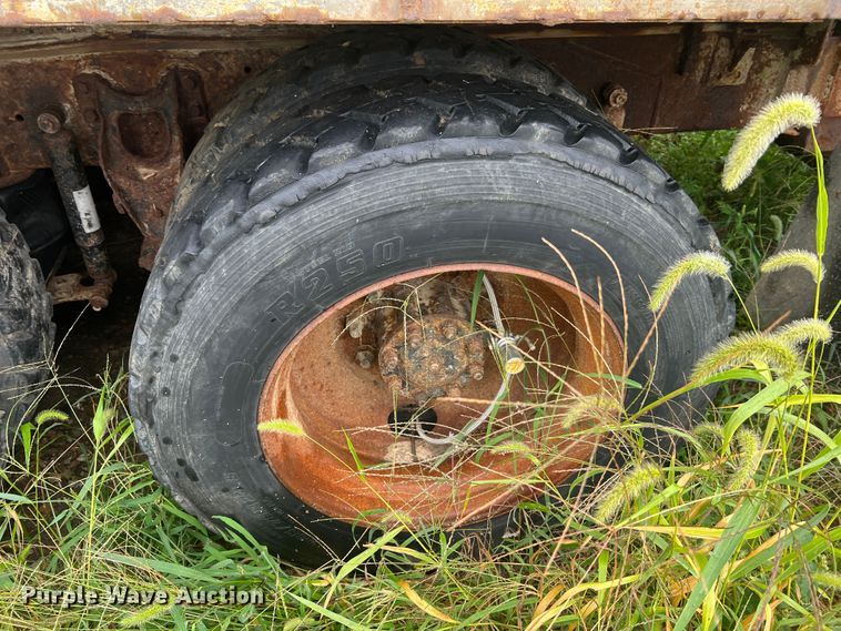 image for item MR9857 1989 International 8300  fertilizer delivery truck