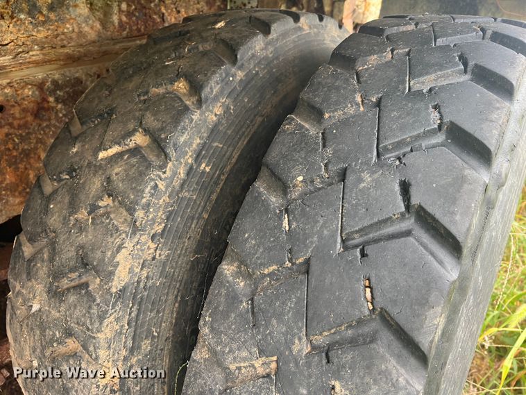 image for item MR9857 1989 International 8300  fertilizer delivery truck