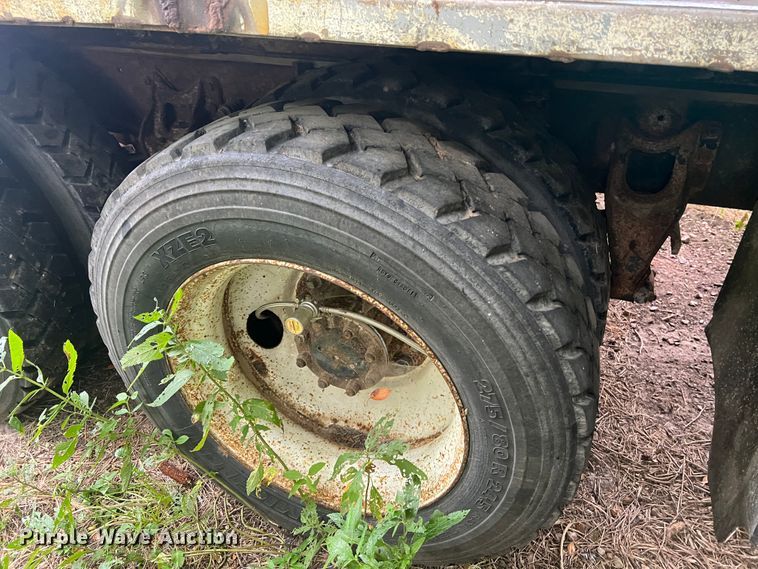 image for item MR9857 1989 International 8300  fertilizer delivery truck