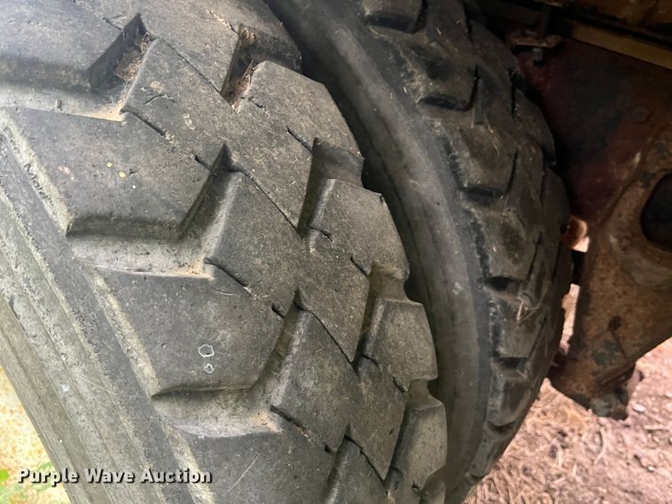 image for item MR9857 1989 International 8300  fertilizer delivery truck