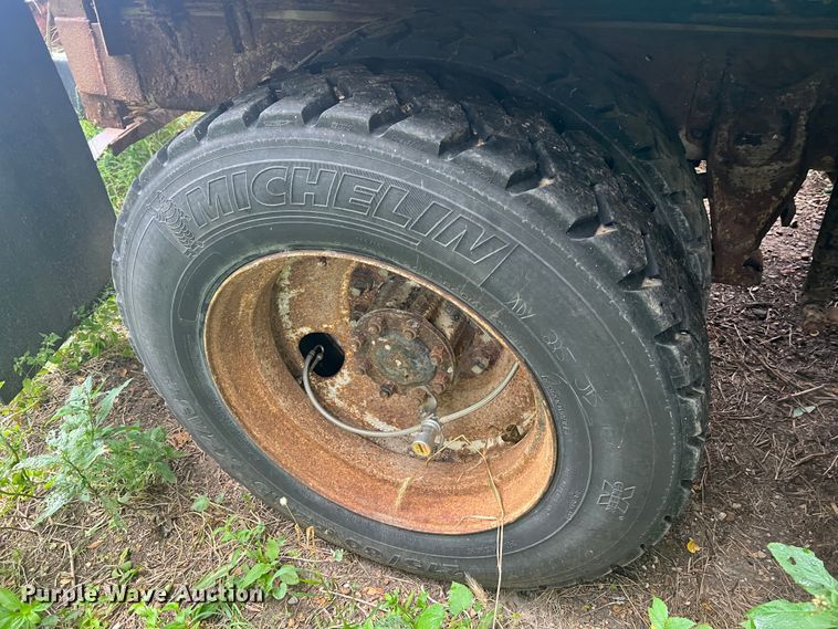 image for item MR9857 1989 International 8300  fertilizer delivery truck