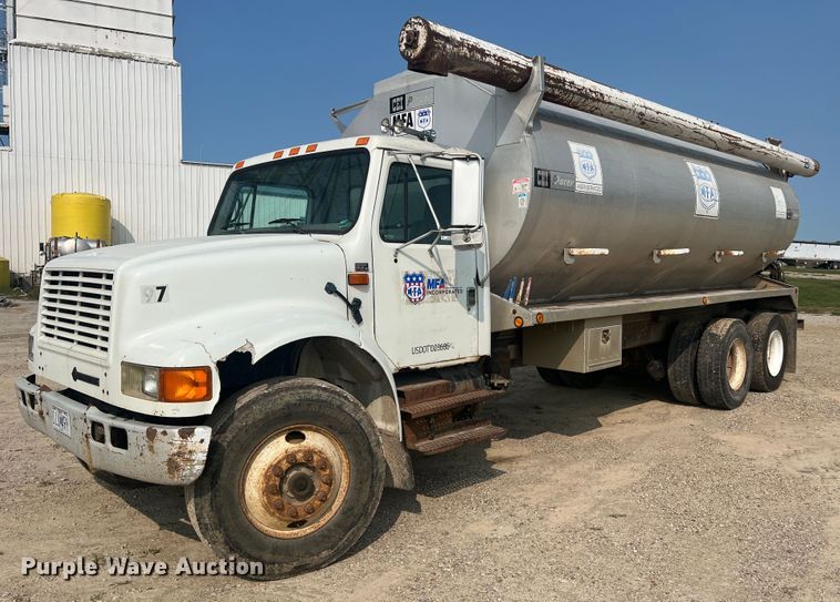 image for item MR9881 1997 International 4900  feed delivery truck
