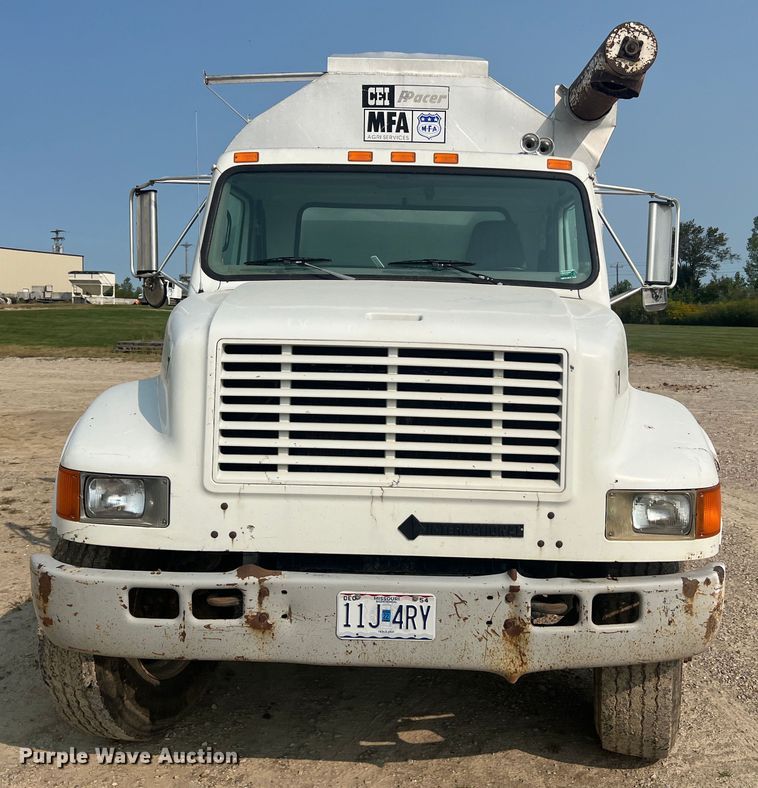 image for item MR9881 1997 International 4900  feed delivery truck