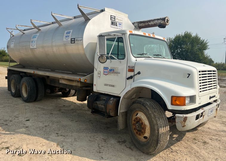 image for item MR9881 1997 International 4900  feed delivery truck