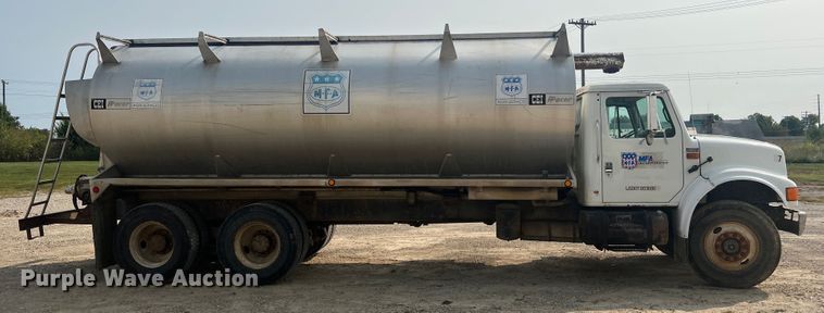 image for item MR9881 1997 International 4900  feed delivery truck