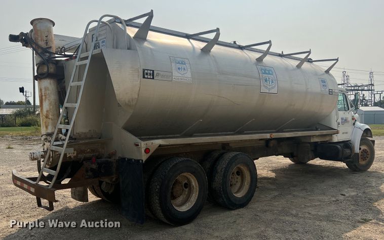 image for item MR9881 1997 International 4900  feed delivery truck