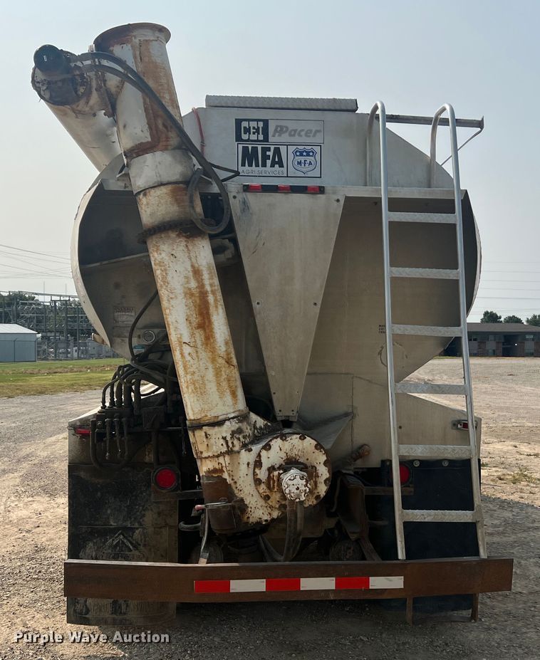 image for item MR9881 1997 International 4900  feed delivery truck