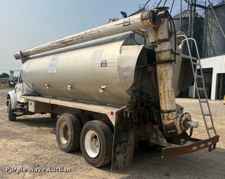 image for item MR9881 1997 International 4900  feed delivery truck