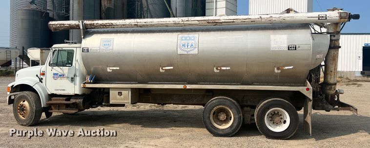 image for item MR9881 1997 International 4900  feed delivery truck