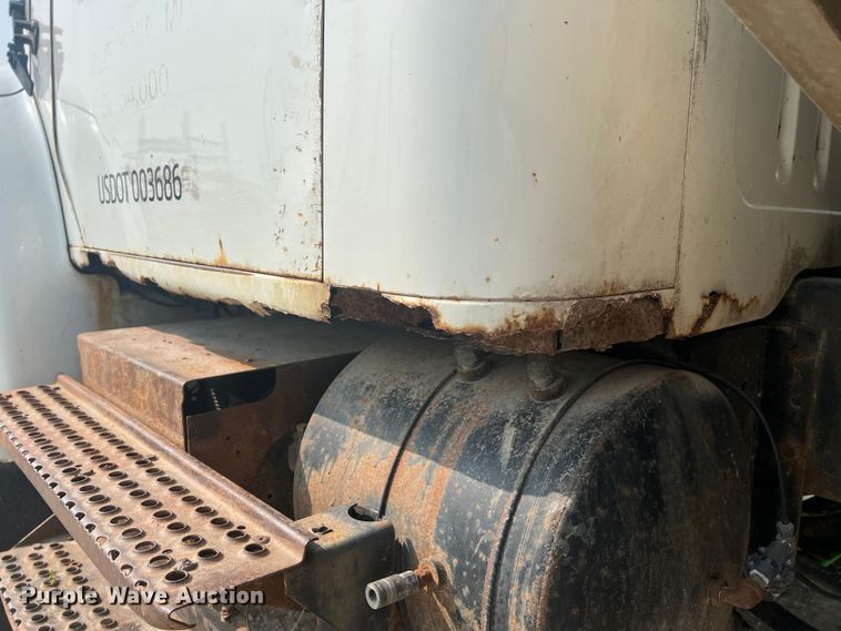 image for item MR9881 1997 International 4900  feed delivery truck