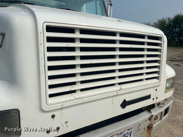 image for item MR9881 1997 International 4900  feed delivery truck