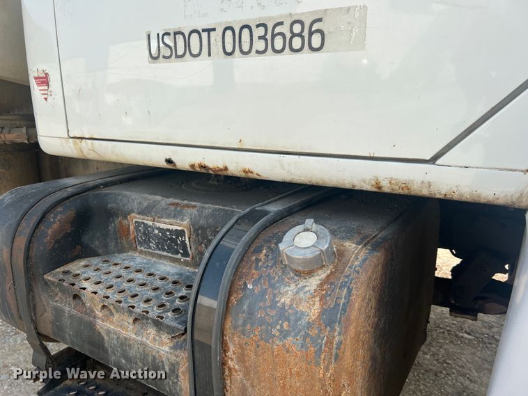 image for item MR9881 1997 International 4900  feed delivery truck