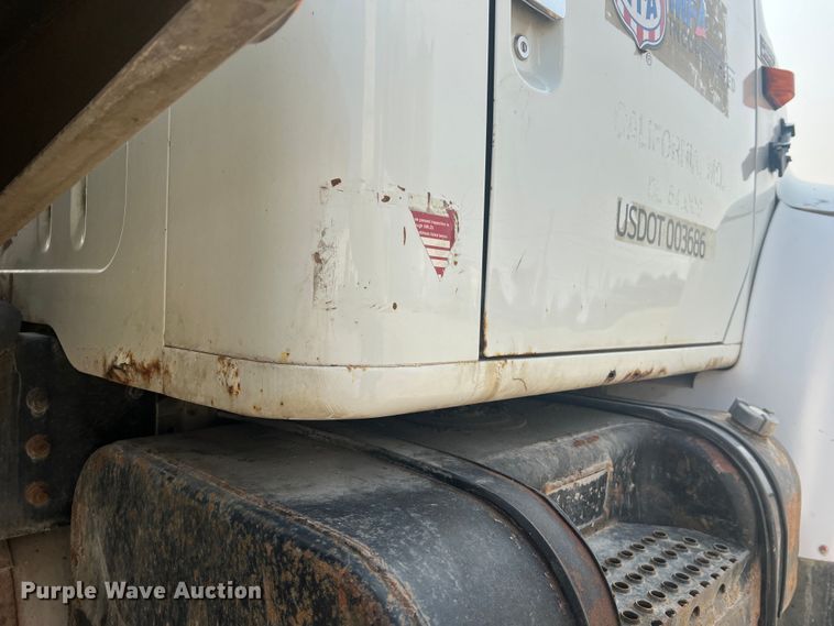 image for item MR9881 1997 International 4900  feed delivery truck