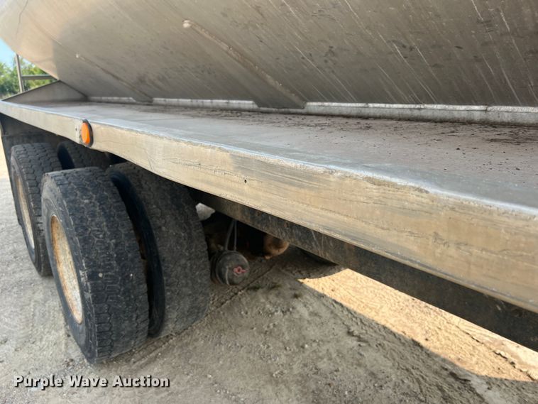 image for item MR9881 1997 International 4900  feed delivery truck