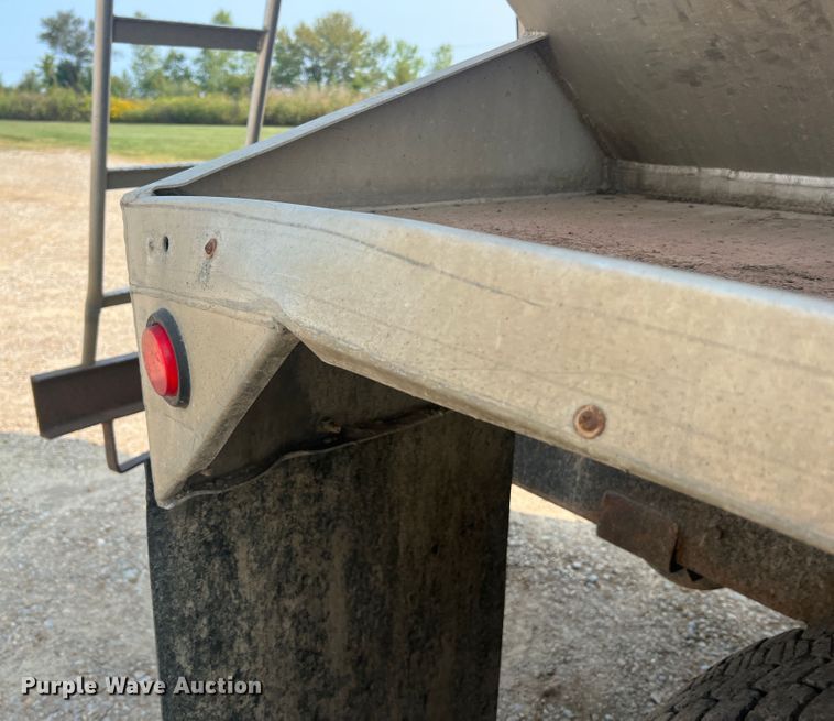 image for item MR9881 1997 International 4900  feed delivery truck