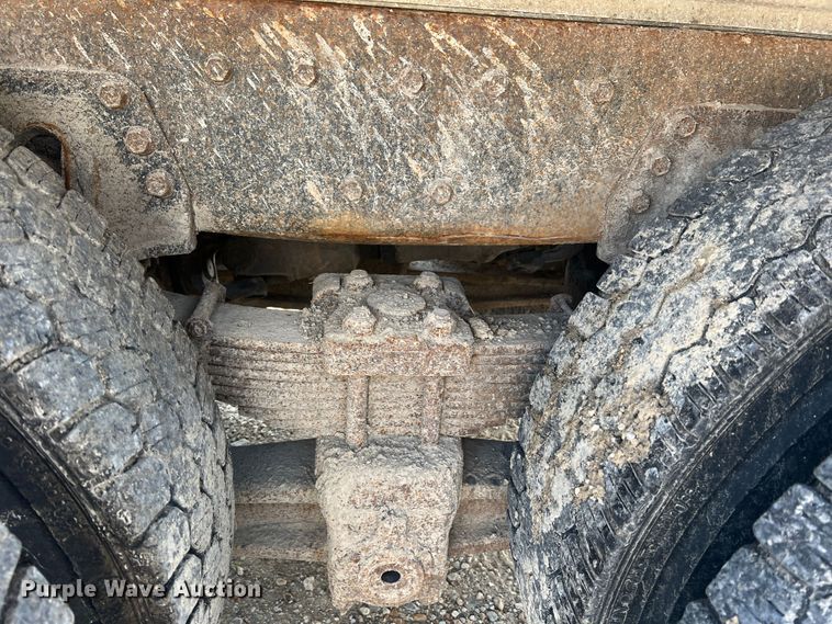 image for item MR9881 1997 International 4900  feed delivery truck