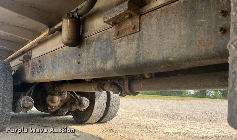 image for item MR9881 1997 International 4900  feed delivery truck