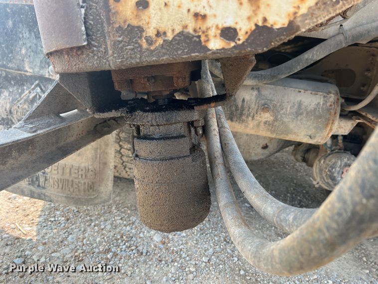 image for item MR9881 1997 International 4900  feed delivery truck