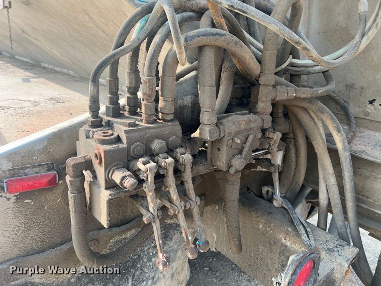 image for item MR9881 1997 International 4900  feed delivery truck