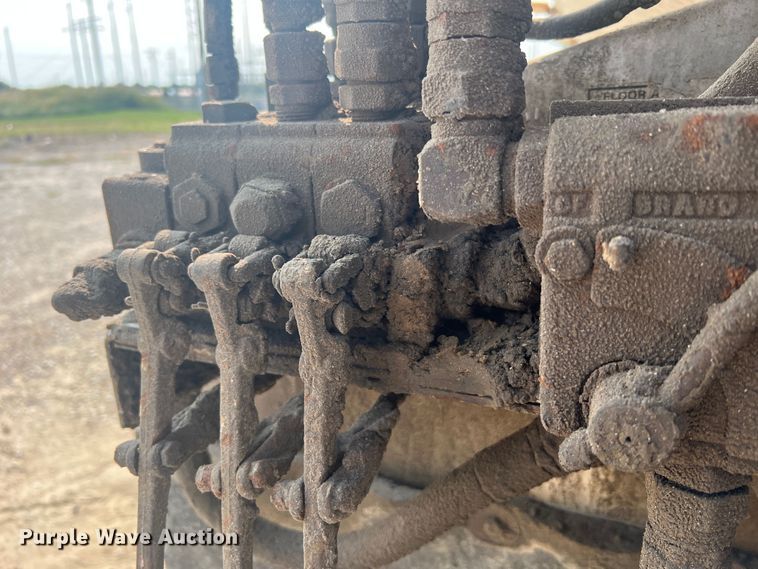 image for item MR9881 1997 International 4900  feed delivery truck