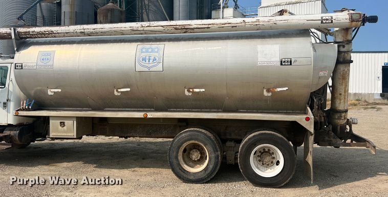 image for item MR9881 1997 International 4900  feed delivery truck