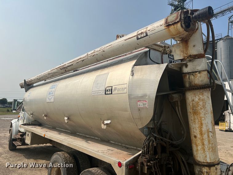 image for item MR9881 1997 International 4900  feed delivery truck